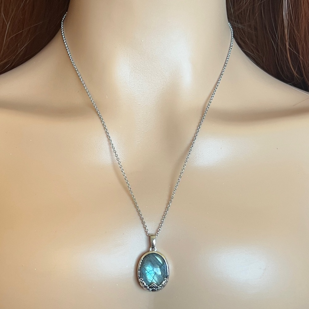 Elegant Silver and Labradorite Pendant Necklace